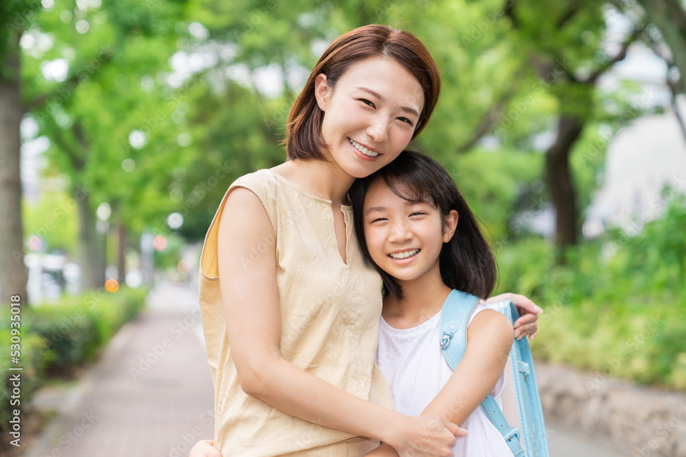 Naklejka premium 笑顔の親子 通学 ランドセル