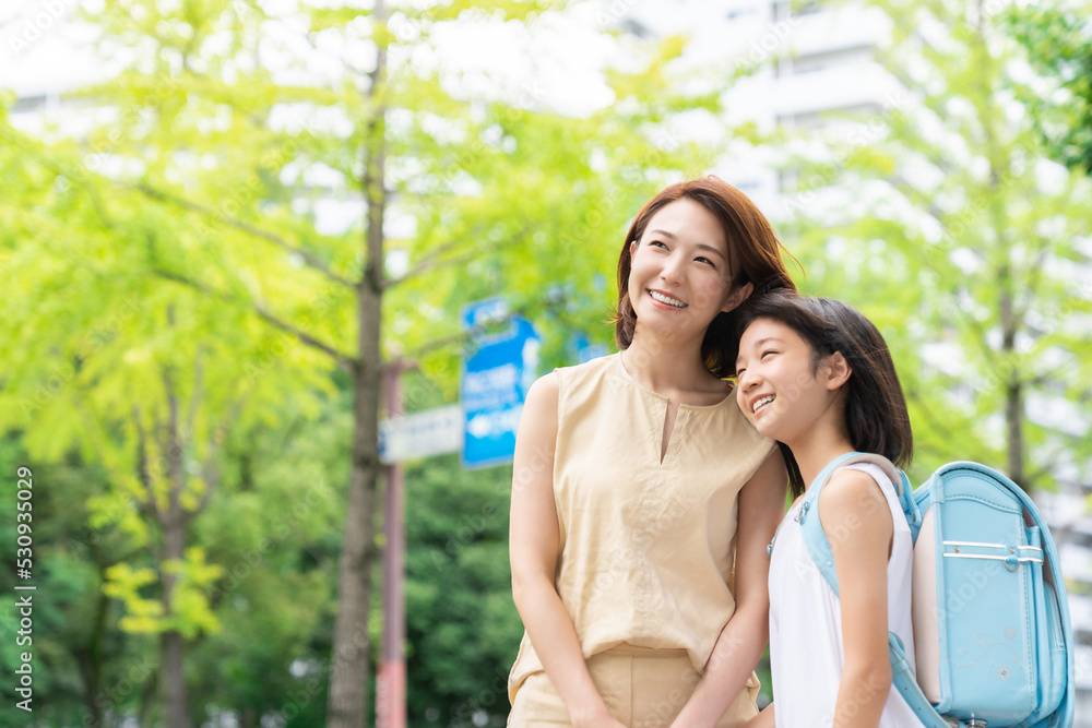 Naklejka premium 笑顔の親子 通学 ランドセル