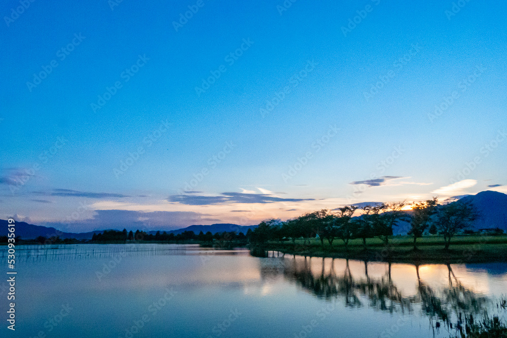 湖の夕景　滋賀県琵琶湖畔の平湖にて