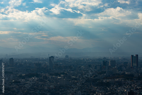 大都市と天使のはしご © maru54