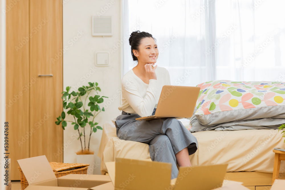 引越しをする若い女性 引越しをする若い女性