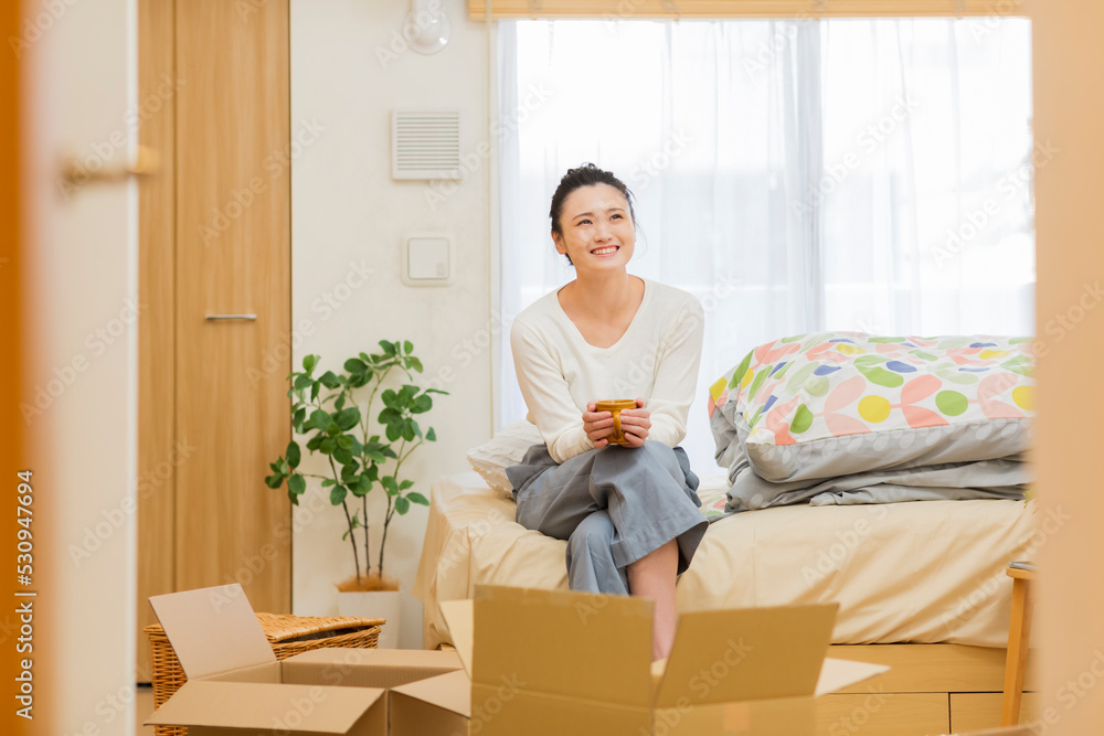 引越しをする若い女性 引越しをする若い女性
