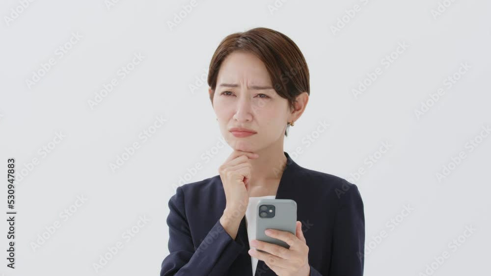 女性・スマートフォン 女性・スマートフォン
