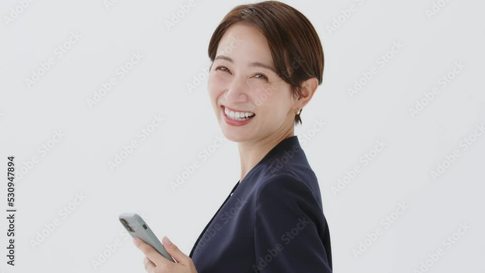 女性・スマートフォン 女性・スマートフォン