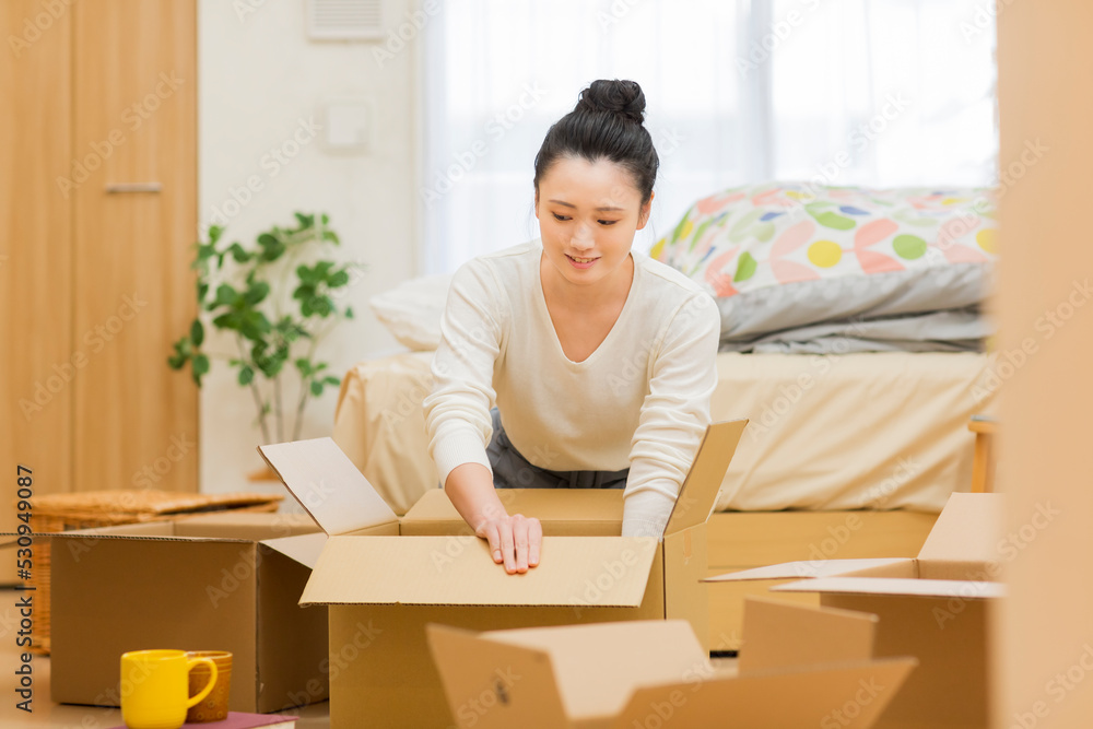 引越しをする若い女性 引越しをする若い女性