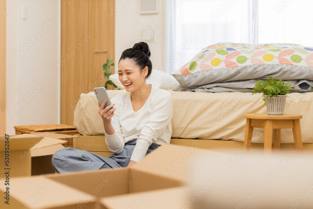 引越しをする若い女性 引越しをする若い女性