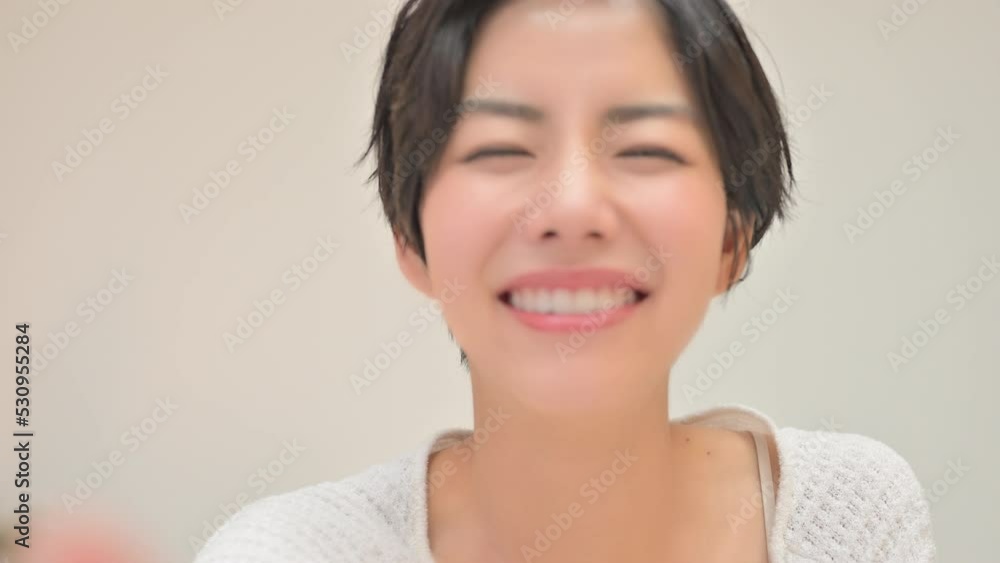 画面をタップする女性 画面をタップする女性