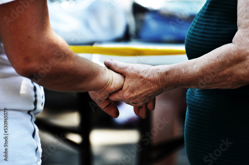 Φωτογραφία close up of holding hands and praying clothing the homeless group people