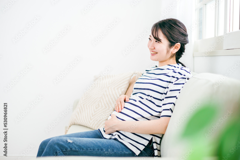 部屋のソファに座る妊婦(マタニティ・妊娠・赤ちゃん)
部屋のソファに座る妊婦(マタニティ・妊娠・赤ちゃん)
