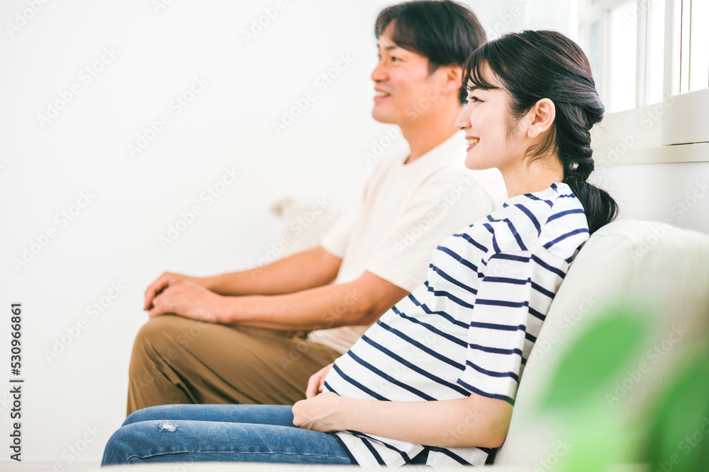 Fototapeta premium 妊婦の女性とアジア人男性（夫婦・家族・パパ） 