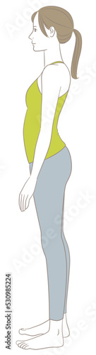 反り腰の姿勢で立つ横向きの女性