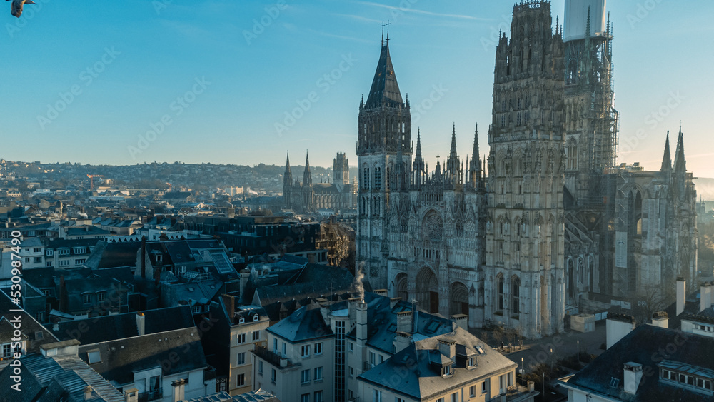 Photo aérienne de la cathédrale de Rouen, prise un matin 