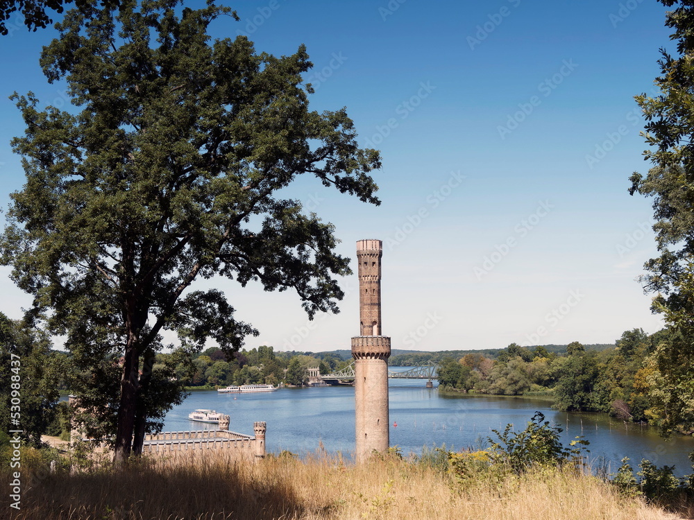Rund um Berliner und Postdamer Seen. Dampfmaschinenhaus und Glienicker Brücke am Ufer zwischen Griebnitzsee und Glienicker Lake Rund um Berliner und Postdamer Seen. Dampfmaschinenhaus und Glienicker Brücke am Ufer zwischen Griebnitzsee und Glienicker Lake