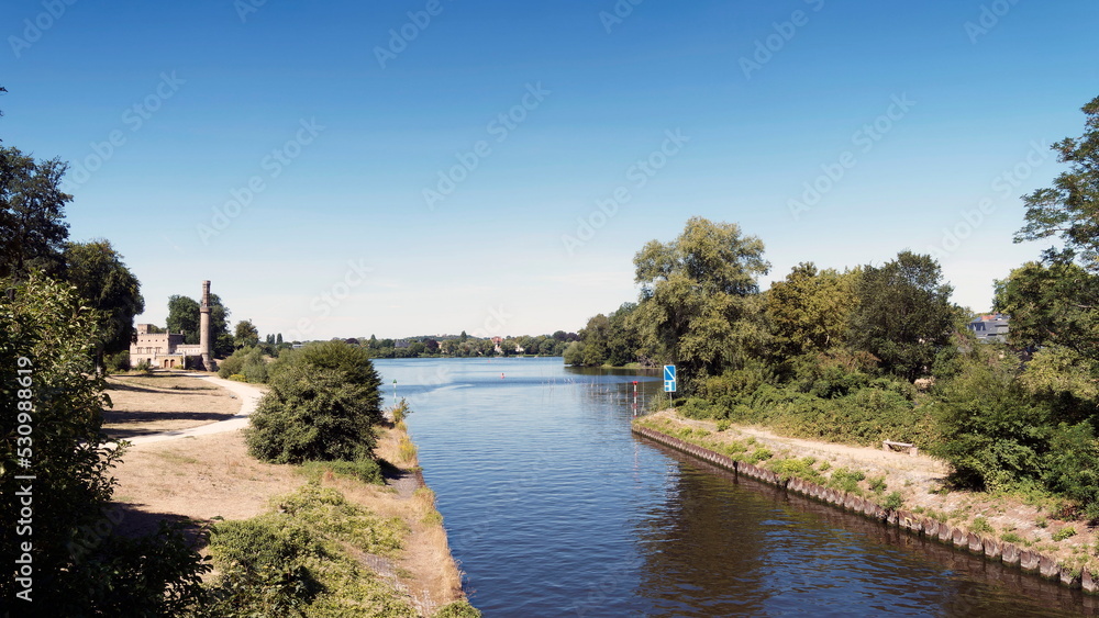 Rund um Berliner und Postdamer Seen. Dampfmaschinenhaus und Glienicker Brücke am Ufer zwischen Griebnitzsee und Glienicker Lake