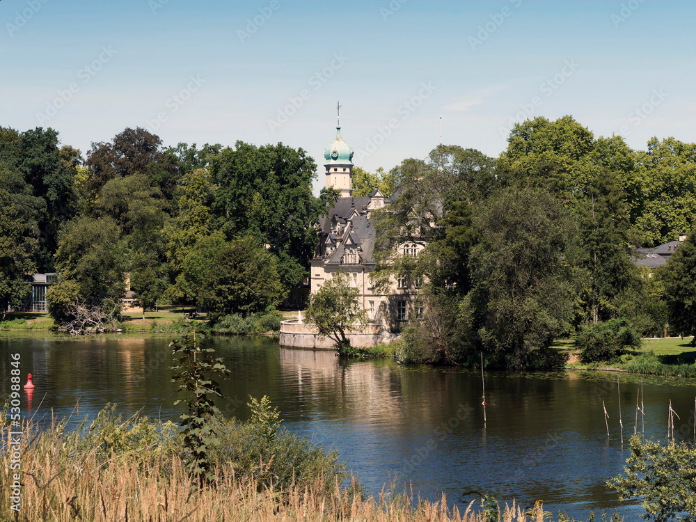 Rund um Berliner und Postdamer Seen. Blick auf den Jagdschloss und Jagdschlosspark Glienicke am Ufer des Kanals zwischen Griebnitzsee und Glienicker Lake Rund um Berliner und Postdamer Seen. Blick auf den Jagdschloss und Jagdschlosspark Glienicke am Ufer des Kanals zwischen Griebnitzsee und Glienicker Lake