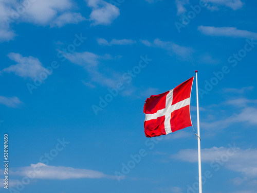 Dänische Flagge Dannebrog vor blauem Himmel