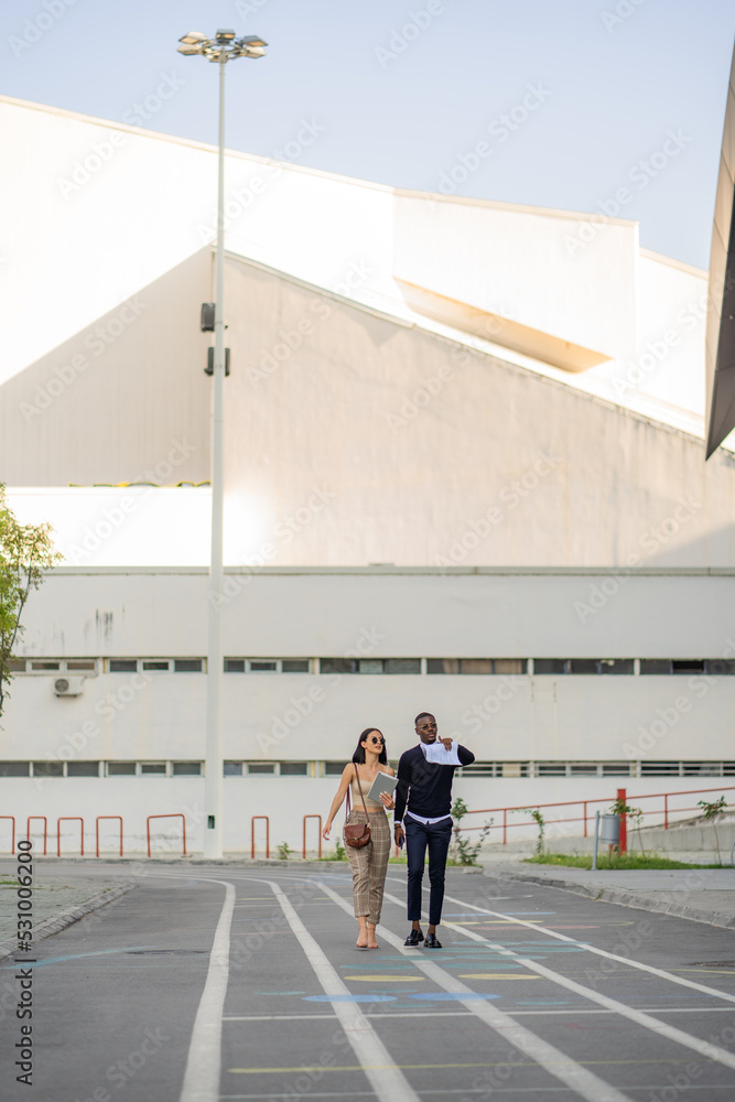 Talking while walking StockFoto Adobe Stock