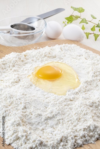 新鮮な卵と小麦粉で調理