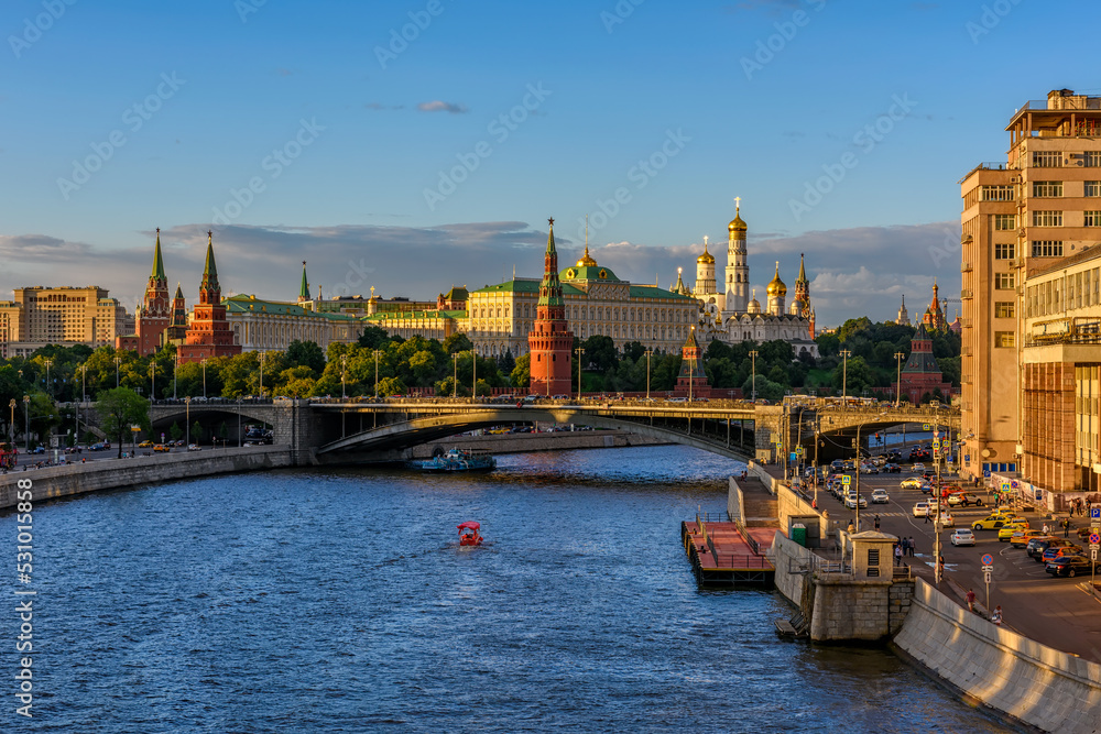 Obraz premium Moscow Kremlin, Kremlin Embankment and Moscow River at sunset in Moscow, Russia. Architecture and landmark of Moscow