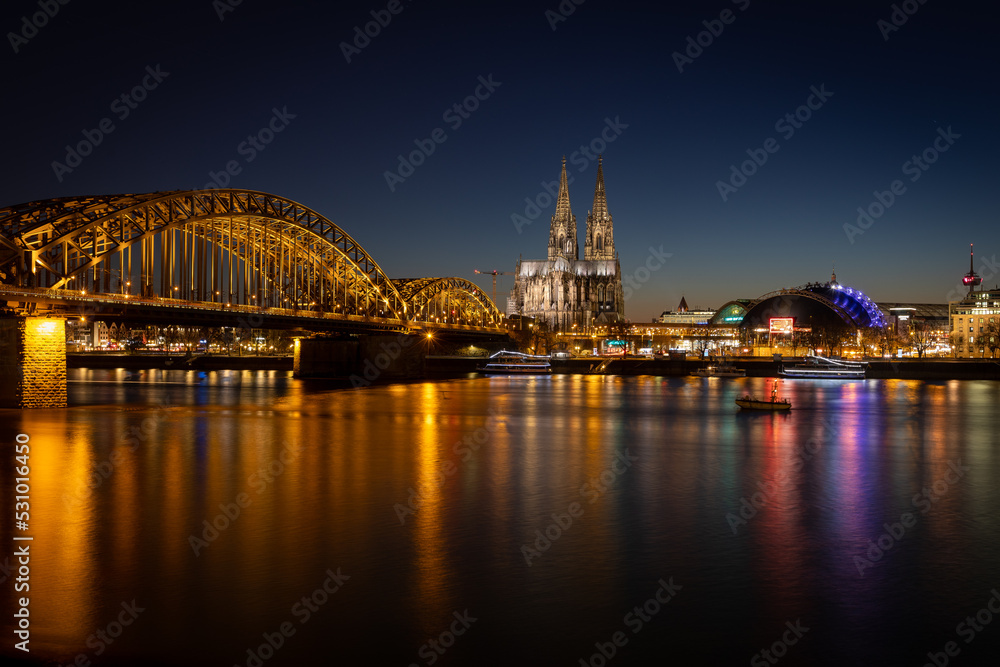Kölner Dom am Rhein mit Hohenzollernbrücke bei Nacht