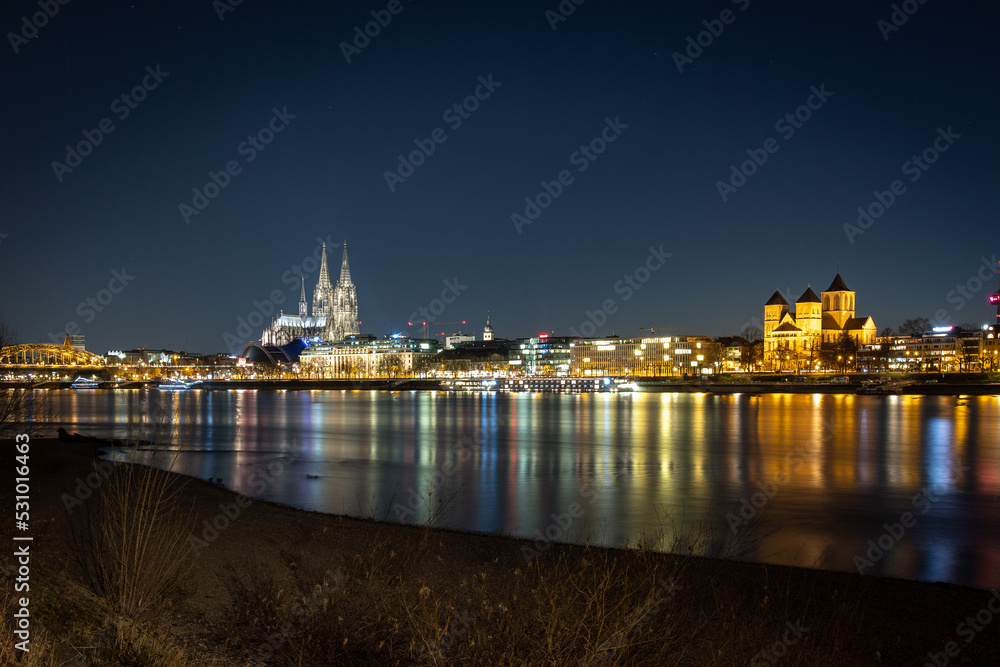 Kölner Skyline und Rhein bei Nacht mit Dom
