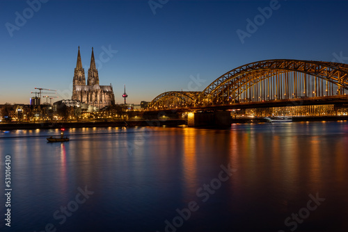 Kölner Dom bei Nacht zur blauen Stunde am Rhein