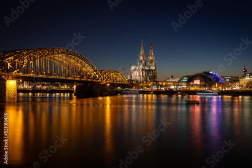 K  lner Dom am Rhein mit Hohenzollernbr  cke bei Nacht