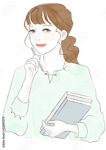 ペンと本をもって微笑む女性