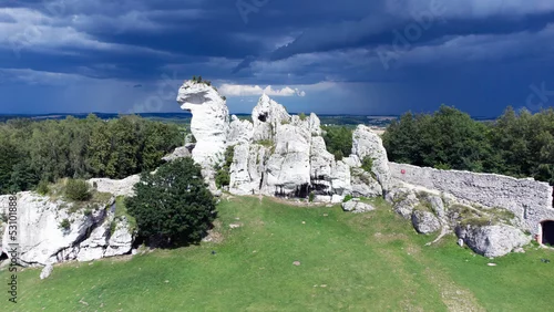 Fototapeta samoprzylepna Wapienny ostaniec na Jurze krakowsko-częstochowskiej. Skała 