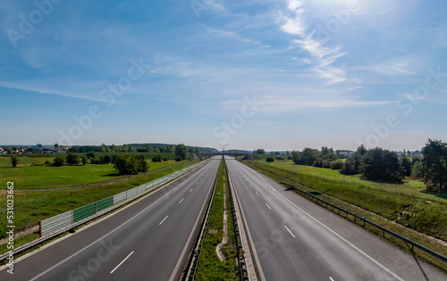 Panorama autostrady w porze letniej na tle lekko pochmurnego nieba w zachodniej Polsce