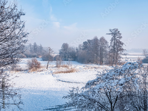 Panorama obwodnicy idącej przez obszary woiejskie o poranku w porze zimowej, biało błękitna okolica