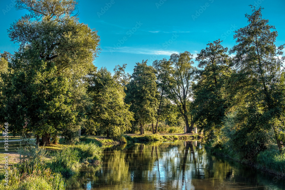 Parklandschaft mit Wasserlauf Parklandschaft mit Wasserlauf