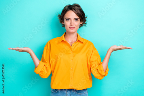 Fotografia Portrait photo of young attractive pretty girl wear orange shirt hold palms bala