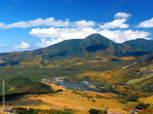 秋の山と高原の湖[長野県・霧ヶ峰から望む蓼科山と白樺湖]