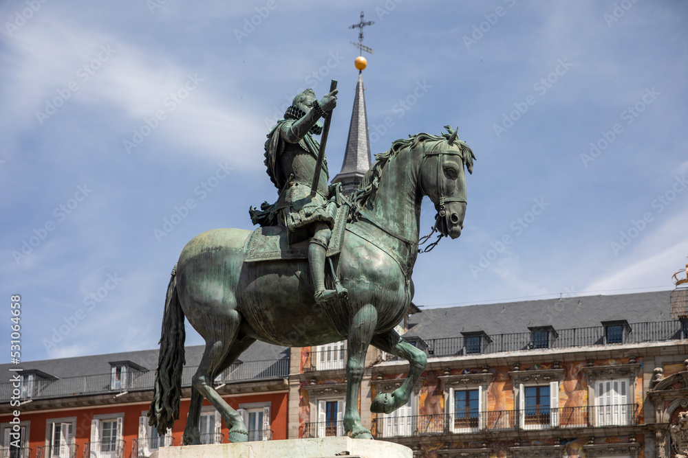 Obraz premium The statue of King Philip III of Spain, in the legendary and famous square of Madrid with a beautiful facade in the background, is one of the most iconic places for travelers and tourists in Spain.