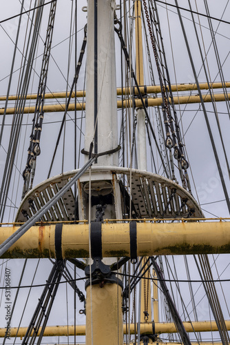 Foto Close-up of main mast ropes and rigging on tall ship