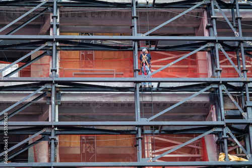 A man stands backward on the scaffolding, the city's new construction and renovation concept. New York . High-quality photo