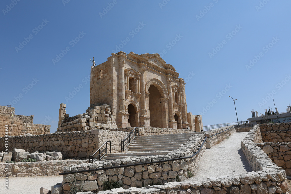 Fototapeta premium view of Hadrian arch in archaeological site of Jerash
