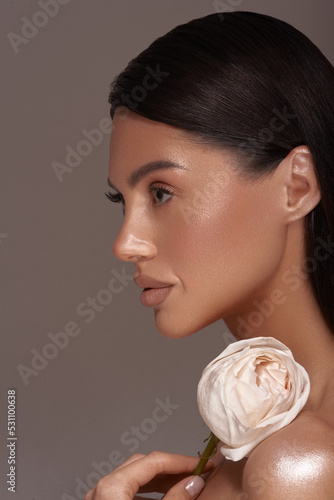 Natural portrait of a woman with flower