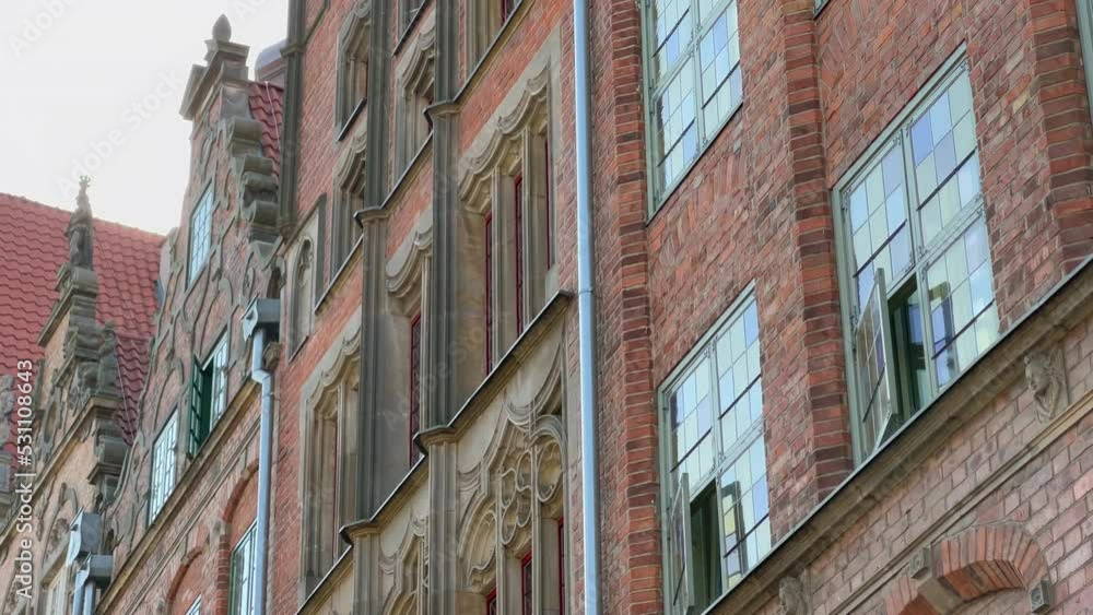 WIDOK NA ZEWNĘTRZNĄ ELEWACJE ZABYTKOWYCH BUDYNKÓW. RUCHOME TŁO Z BUDYNKAMI. ULICA NA STARYM MIEŚCIE. GDAŃSK, POLSKA. WIDOK NA ZEWNĘTRZNĄ ELEWACJE ZABYTKOWYCH BUDYNKÓW. RUCHOME TŁO Z BUDYNKAMI. ULICA NA STARYM MIEŚCIE. GDAŃSK, POLSKA.