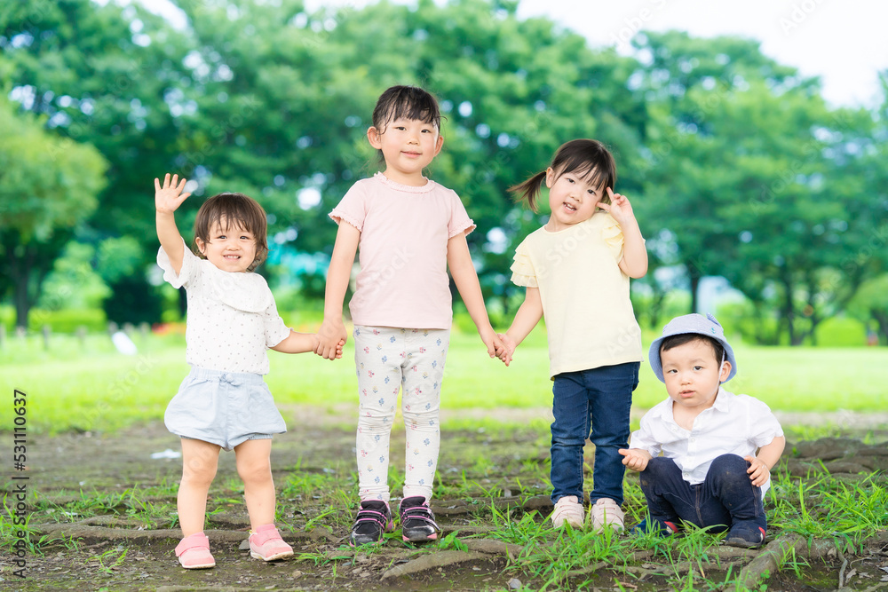 公園で元気に遊ぶ子供たち 