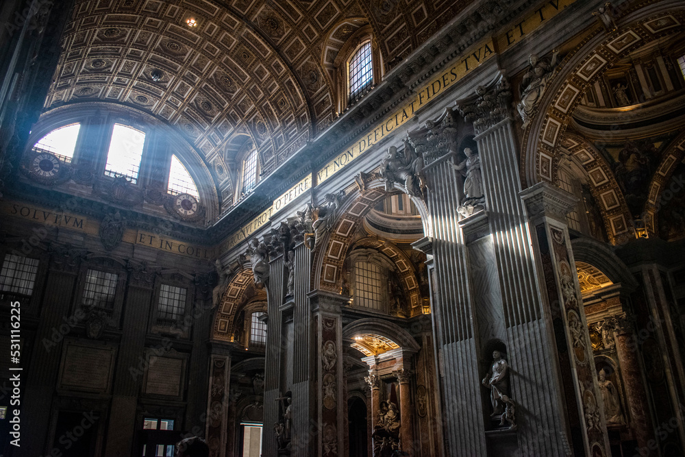 Promienie słoneczne wpadające przez witraż w bazylice św. Piotra w Rzymie - obrazy, fototapety, plakaty 