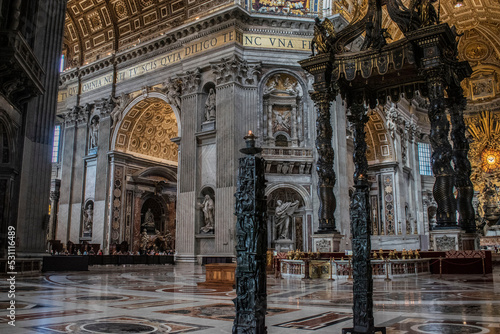 Wnętrze Bazyliki św. piotra w Rzymie photo