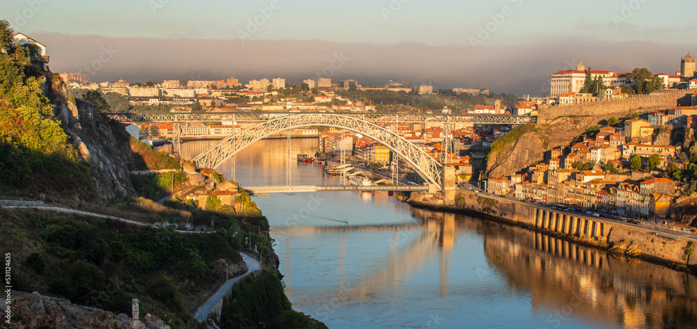  Vistas de Oporto en Portugal amaneciendo un día de verano. Vistas de la ciudad, sus puentes mas famosos y su preciosa ciudad.