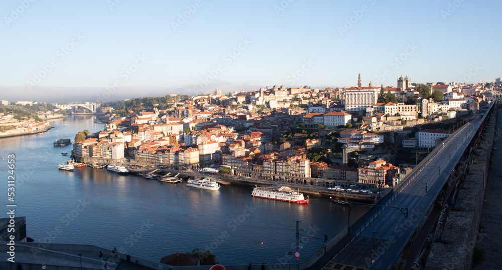 Obraz premium Vistas de Oporto en Portugal amaneciendo un día de verano. Vistas de la ciudad, sus puentes mas famosos y su preciosa ciudad.