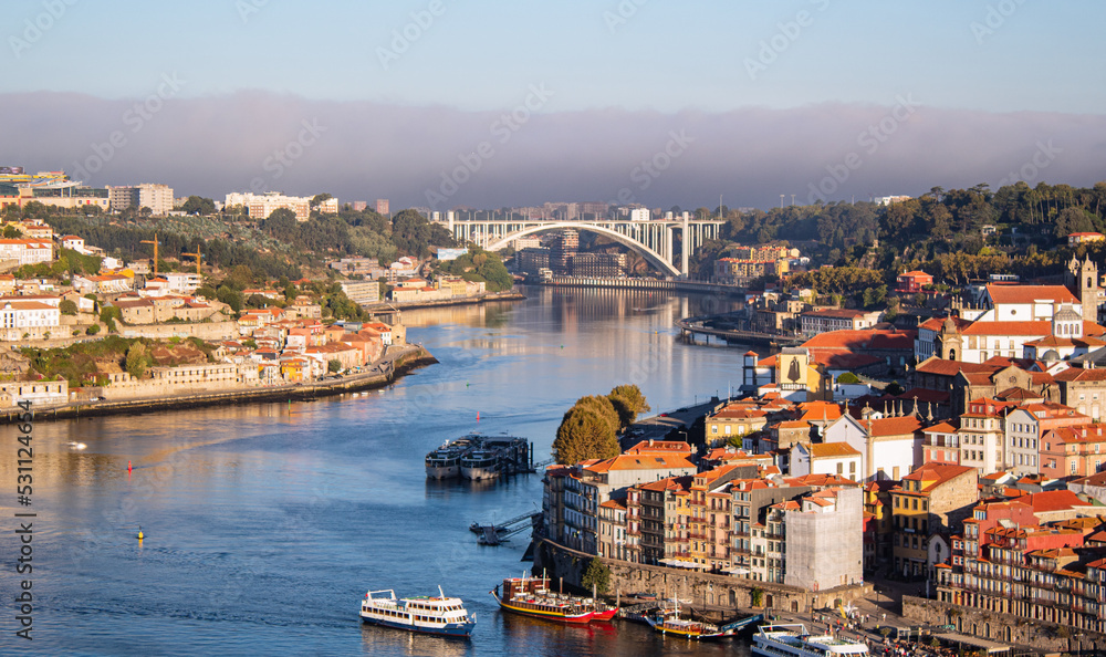 Vistas de Oporto en Portugal amaneciendo un día de verano. Vistas de la ciudad y sus puentes más famosos.