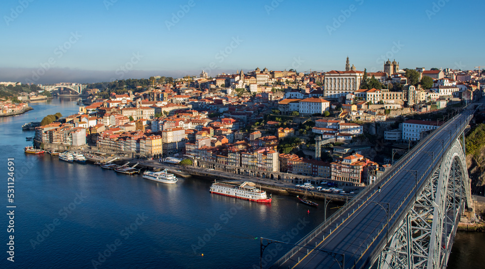  Vistas de Oporto en Portugal amaneciendo un día de verano. Vistas de la ciudad, sus puentes mas famosos y su preciosa ciudad.