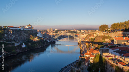  Vistas de Oporto en Portugal amaneciendo un día de verano. Vistas de la ciudad, sus puentes mas famosos y su preciosa ciudad.