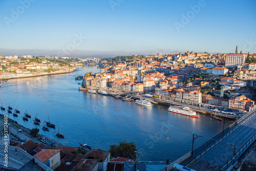 Vistas de Oporto en Portugal amaneciendo un día de verano. Vistas de la ciudad y sus puentes más famosos. © Joaquim