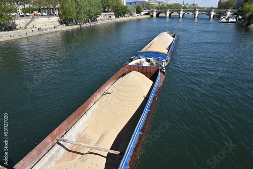 Transport du sable sur la Seine à Paris. France